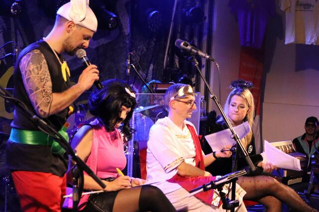 Eine schwere Rechenaufgabe für Asterix Tobias Luger und die Jury Viktoria Schöner, Werner Kühnel und Beatrice Saurer (v.l.) | Foto: Gerhard Langmann