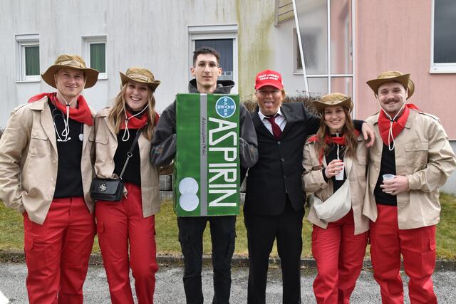 Auch "President Trump" ließ sich den Fasching in Jabing nicht entgehen. | Foto: Michael Strini