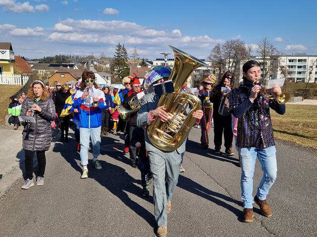 Erstmals gab es beim Kinderfasching auch einen Umzug, den die Musikkapelle mit flotten Rhythmen anführte. Eine Wiederholung im nächsten Jahr ist geplant.