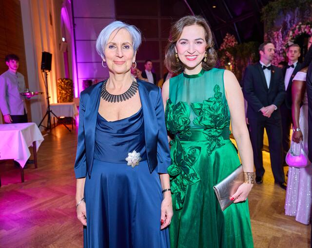 Anna Sporrer (SPÖ, l.) folgt Alma Zadić (Grüne) als neue Justizministerin in der Dreierkoalition nach. | Foto:  Starpix / picturedesk.com