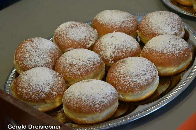 Für die Kinder gab es Gratis Krapfen.  | Foto: Gerald Dreisiebner