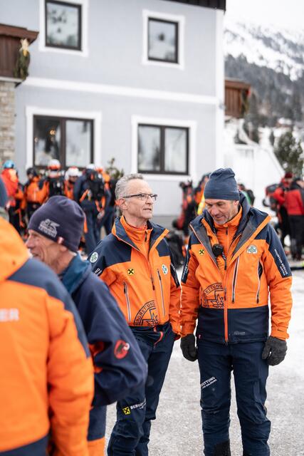 Der Landesleiter der Bergrettung Salzbuger Balthasar Lairaiter (2.v.re.) unter den Übenden | Foto: Bergrettung Salzburg/Stecker
