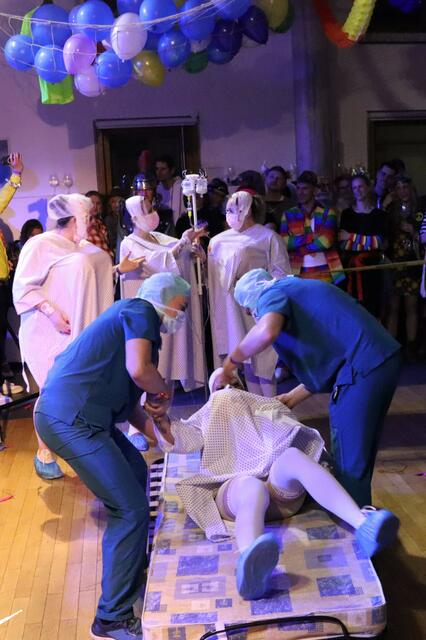 So richtig sanft gingen die Beauty Docs mit ihren Patientinnen nicht um | Foto: Gerhard Langmann