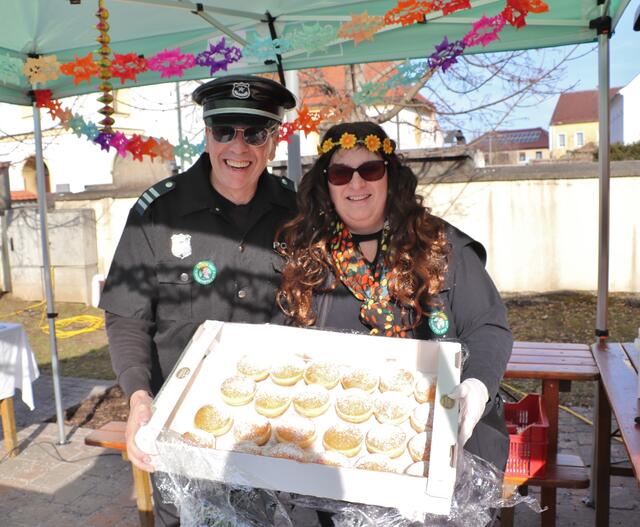 Für jedes Kind gab es einen hausgemachten Krapfen, im Bild: Helga Pongratz und Erich Gosch. | Foto: Edith Ertl