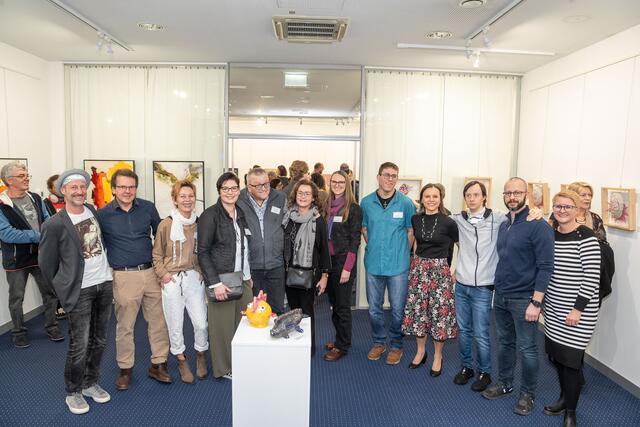"Kunst verbindet" – KünstlerInnen, politische Vertreter und die Leitung der Lebenshilfe sowie KU·SCHA·IN feiern gemeinsam die 4. inklusive Vernissage. | Foto: Ekatarina Paller