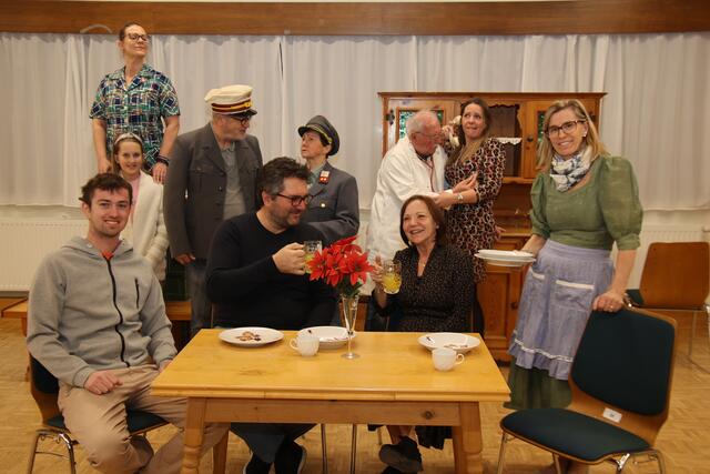 Derzeit probt die Theatergruppe Hallwang noch fleißig für den Bauernschwank „Brautschau im Irrenhaus“, der im Kulturzentrum ab 1. April gespielt wird.