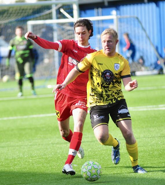 Die Gebietsligisten der SPG Axams/Grinzens (gelb) und des FC Seefelder Plateaus setzten sich gegen die übermächtigen Gegner gut in Szene. | Foto: Hassl