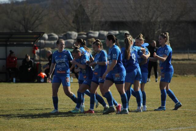 Das Spiel ist gedreht - nach dem Freistoß von Anna Tauschmann steht es 2:1. | Foto: Angelina Kaiser