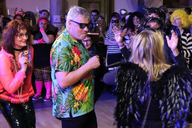 Eine Zigarillo für den Charlie | Foto: Gerhard Langmann