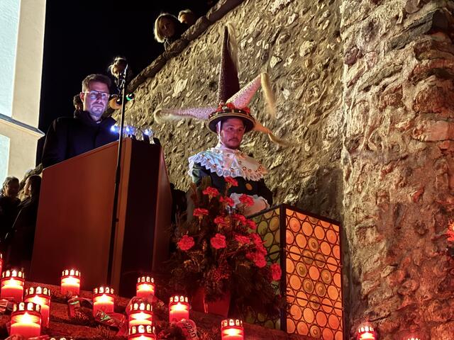 Bgm. bzw. Fasnachtsobmann Christian Härting mit dem Laternenträger, die symbolische Verbindung zwischen den Lebenden und den Toten. Härting verlas auf der Friedhofsstiege die Namen der seit 2020 verstorbenen 69 Fasnachtler und acht Gotln. 