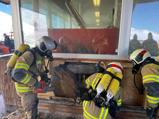 Am Sonntag in der Früh brach ein Brand an der Außenwand eines Restaurants im Skigebiet Penken aus. Die Feuerwehren Finkenberg und Mayrhofen wurden per Bergbahn, Pistenbullys und Skidoos zum Einsatzort transportiert. | Foto: Zoom.Tirol