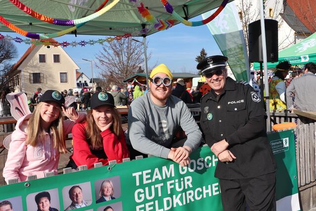 Die JVP Feldkirchen (im Bild mit Bgm. Erich Gosch) trug tatkräftig zum guten Gelingen des Kinderfaschings bei. Im nächsten Jahr will die Jugend den Kinderfasching organisieren.  | Foto: Edith Ertl