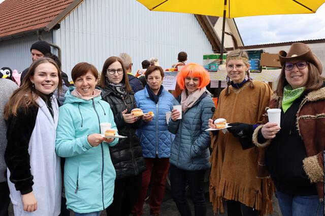 Zahlreiche verkleidete Besucher holten sich ein Mittagessen sowie Faschingkrapfen. | Foto: Anika Paul