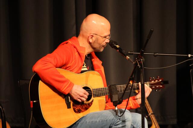 Martin Moro entführte die Besucher mit Gitarren-Klängen in die Weinberge.