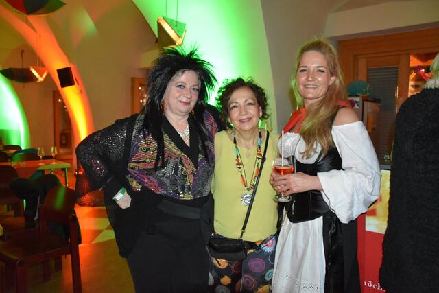 gut gelaunt Lis Schiller mit Freundinnen