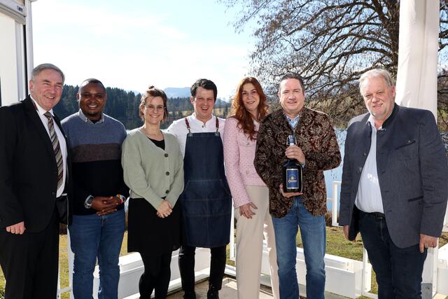 Superintendent Manfred Sauer, Stadtpfarrer Dieudonné Bunda, Vizebürgermeisterin Isabella Breiml, Seewirtchef Matthias Spieß, Bezirkshauptfrau Claudia Egger, Gastgeber Otto Markus Hoffmann, Bürgermeister Martin Treffner
 | Foto: aufgeschnappt.at