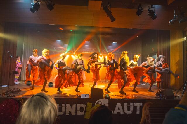 Bei der zweiten Mitternachtseinlage wurde vom "Steinacher Männerballet" ein Cancan erster Klasse dargeboten. | Foto: Pernsteiner