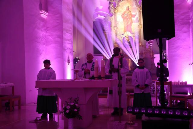 Ministranten, Pfarrer Pawel Wojciga und Dekanatsjugendseelsorge P. Simplice TCHOUNGANG SDB