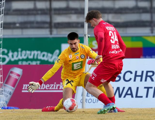 Torhüter Matteo Bignetti (Sturm II) kann von Faris Kavaz (Kapfenberg) nicht bezwungen werden. | Foto: GEPA pictures/Michael Riedler
