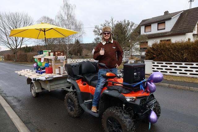 Unser Pilot brachte den Umzug mit seinem Quad durch den ganzen Ort. | Foto: Anika Paul