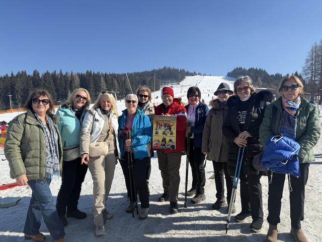 Erik Schinegger mit den Damen der Trachtengruppe Sörg auf der Simonhöhe. Da strahlte nicht nur die Sonne. | Foto: Privat