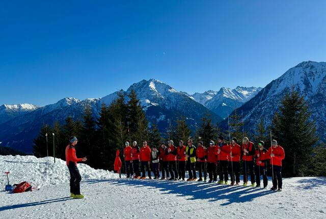 Im Rahmen der Übungen erhielten die Bergretter eine umfassende Schulung in verschiedenen technischen und medizinischen Bereichen. | Foto: Markus Wolf/Adolf Kerber