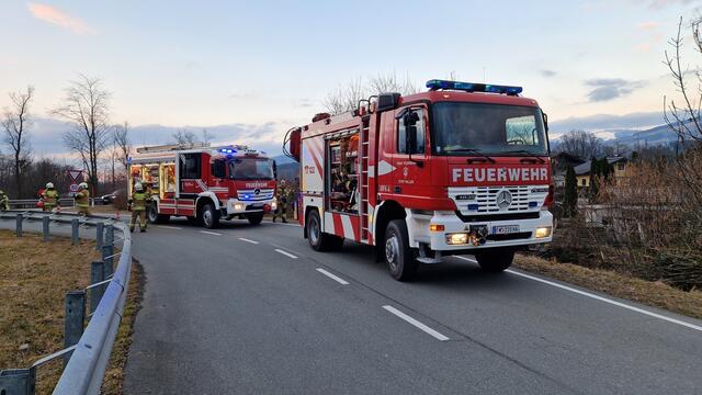 Am Abend des 1. März kam eine Pkw-Lenkerin in Bad Vigaun mit ihrem Fahrzeug aus unbekannter Ursache von der Fahrbahn ab. Polizei, Rotes Kreuz, Notarzt und die Freiwillige Feuerwehr Bad Vigaun waren im Einsatz. | Foto: Freiwillige Feuerwehr Hallein