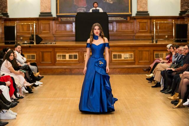 Das Klagenfurter Model Laura-Sophie Lang konnte bei ihrer vierten großen Modewoche glänzen, hier für Austro-Designerin Anneliese Ringhofer.

 | Foto: Mihael Vuzem/ 1st Place Models