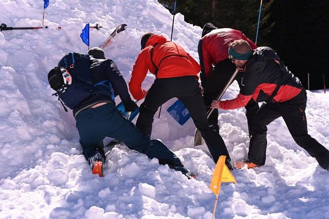 Das richtige Hantieren mit der Schaufel wurde auch geübt.  | Foto: Markus Wolf/Adolf Kerber