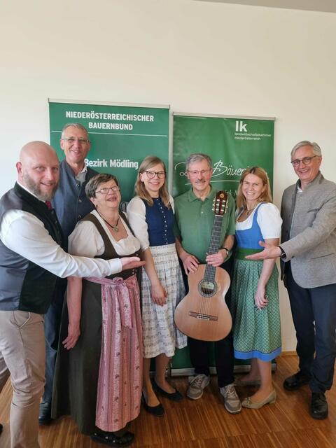 vlnr: Bezirksobmann Randa-Frank, Ökonimierätin Marianne Schrank, Bezirkskammer Obmann Ökonomierat Johann Tröber, Bezirksbäuerin Melanie Gausterer, Kabarettist Peter Meissner, Obmannstv. Karin Feichtinger und Spitzenkandidat Hannes Schabbauer. | Foto: NÖ Bauernbund