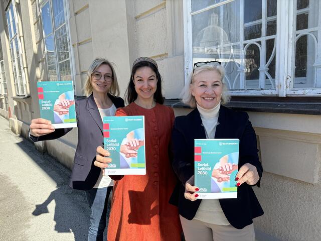 Stellten das Sozialleitbild vor: Barbara Mair, Leiterin der Sozialplanung, Projektleiterin Isabel Bojanovsky und Stadträtin Andrea Brandner.  | Foto: Lisa Gold