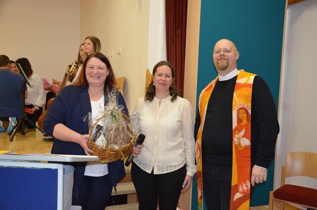 Kindergarten Leiterin Christina Geissenhofer (Mi) mit PGR-Obfrau Christine Huber und Pfarrer Bernhard Pollhammer | Foto: Maria Astner-Meißnitzer
