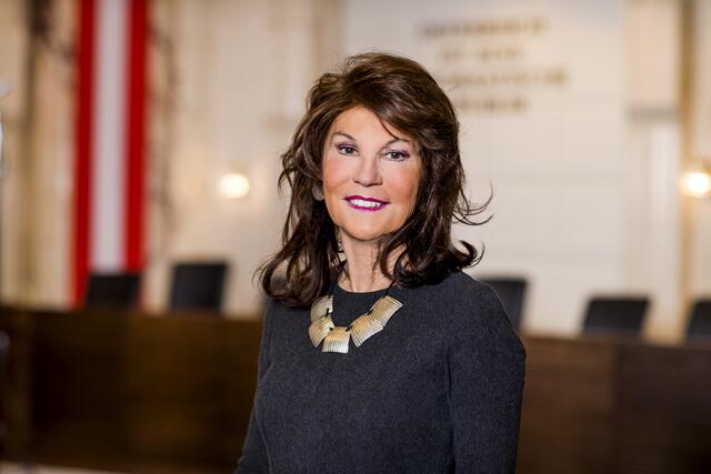 Die erste österreichische Bundeskanzlerin, Brigitte Bierlein. | Foto: VfGH/Achim Bieniek