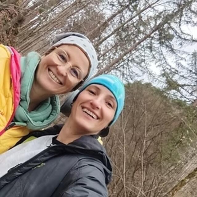 Gemeinsam zeigen Eva und Kirsten allen Interessierten, wie man in der Natur leben kann und wie wirkungsvoll man mit einfachen Ernährungstipps und einem bewussteren Lebensstil Krankheiten vorbeugen kann. Sie vermitteln Wissen über natürliche Heilmittel und den Weg der ganzheitlichen Gesundheitsvorsorge in die wundersame Welt der Naturheilkunde. | Foto: Sei so [wü:d]! GSbR