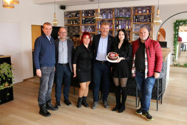 Jörg Oppitz, Wolfgang Knauseder, Ioana Maran, Bgm. Harald Bergmann, Jessica Urzica und Erwin Schabhüttl. | Foto: KF/Harrer