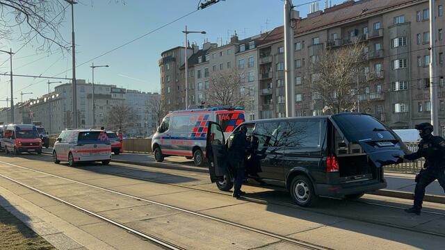 Im Einsatz sind auch Spürhunde, Hunderte Fahrgäste stehen vor dem Gebäude. Etwa 30 bis 40 Fahrzeuge der Polizei stehen vor Ort. | Foto: Vanessa Zrzavy/MeinBezirk