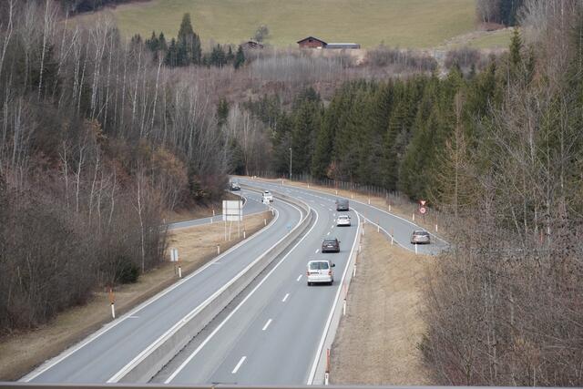 In Richtung Norden verläuft die Umfahrung zweispurig, in Richtung Norden einspurig. | Foto: Johannes Brandner