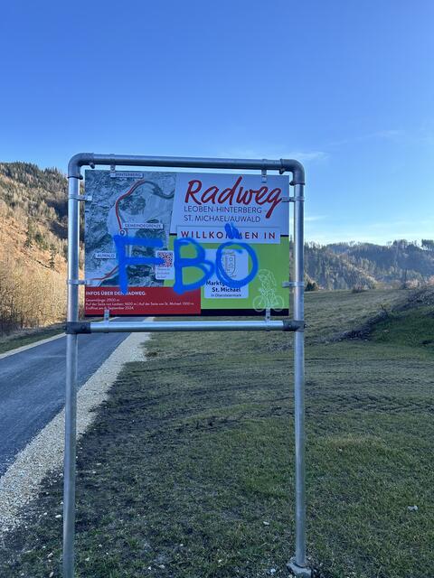 Auf dem neuen Radweg zwischen St. Michael-Auwald und Leoben-Hinterberg wurden an der Gemeindegrenze die Ortstafel sowie eine Sitzbank mit blauer Farbe beschmiert.  | Foto: Marktgemeinde St. Michael