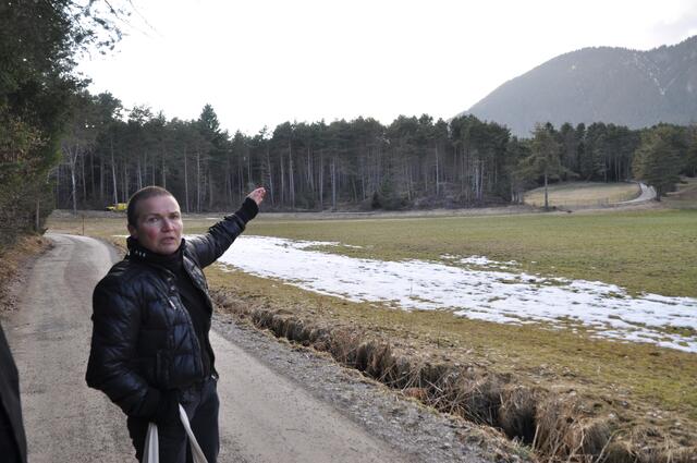 Anrainerin Gabrielle Otto zeigt die gefährlichsten Stellen auf der Route, die die Amphibien jedes Frühjahr nehmen. | Foto: Dorn
