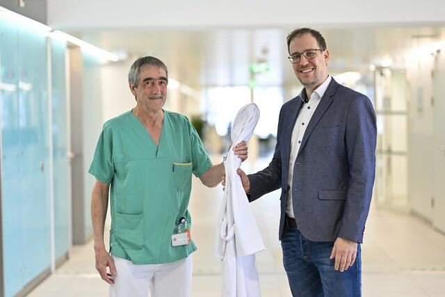 Dr. Mathias Opperer (r.) übernimmt die Position des Primarius der Abteilung für Anästhesiologie und Intensivmedizin am LKH Villach und folgt Prim. Dr. Ernst Trampitsch (l.). | Foto: Bauer