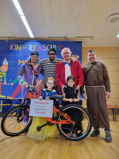 Bürgermeister Franz Ragger spendete als Hauptpreis ein neues Fahrrad. | Foto: Gemeinde Maria Rain