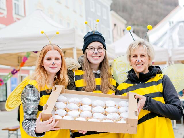 Maskierte Kinder erhalten am Faschingsdienstag in der Halleiner Altstadt einen gratis Krapfen. | Foto: TVB Hallein Dürnberg