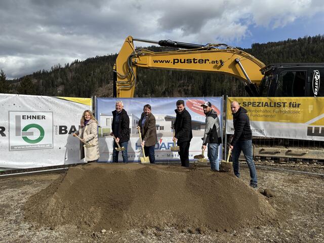 Das Unternehmen Hodapp Austria GmbH gab den Startschuss für den Bau einer neuen Betriebsstätte in St. Michael. Verwaltung und Produktion, die sich aktuell an zwei Standorten befinden, werden nun endlich zusammengelegt.  | Foto: MeinBezirk