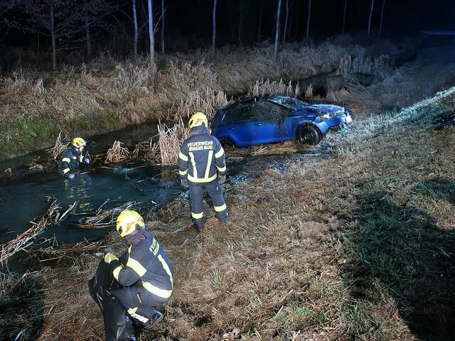 Einsatzkräfte der Feuerwehr Stefanshart retteten den Unfalllenker aus dem Bach und begannen mit der Reanimation. | Foto: Bfkdo Amstetten / FF Stefanshart