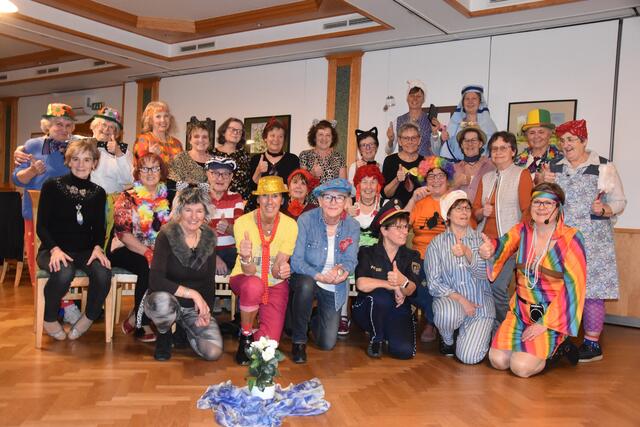 Eine bunte Schar traf sich zum Tanzen im Gasthaus Deimbacher.  | Foto: Müller
