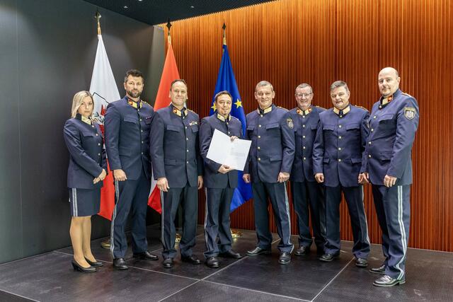 v.l.: ChefInspin Corinna Kindler, Mjr Christoph Hechenblaikner BA MAS, Obst Romed Giner BA, ChefInsp Florian Kieninger, LPD Mag. Helmut Tomac, Obst Franz Übergänger BA, stv. LPD GenMjr Johannes Strobl BA und HR Mag. Gert Hofmann | Foto: LPD Tirol, Gruber Bernhard