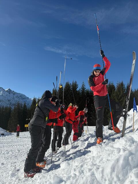 Mit regelmäßigen Übungen bereiten sich die Bergretter auf herausfordernde Einsätze vor. Hier die Talschaft Elbigenalp beim Sondieren. | Foto: Markus Wolf/Adolf Kerber