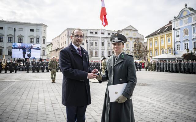 Wachtmeister Cornelia Urban erreichte acht Auszeichnungen. Generalsekretär Arnold Kammel überreichte an die Lehrgangsbeste den goldenen HUAk-Ring als sichtbares Zeichen für die ausgezeichnete Leistung.   | Foto: HBF/Carina Karlovits