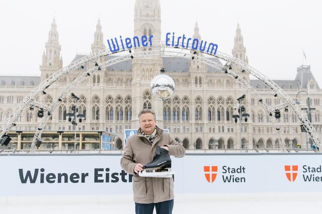 Bürgermeister Michael Ludwig (SPÖ) freut sich über den Erfolg des Wiener Eistraums.  | Foto: stadt wien marketing, Theresa Wey / OTS 