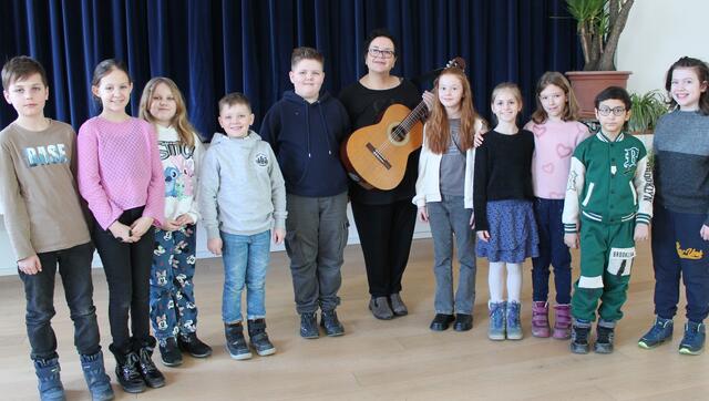 Der interreligiöse Kinderchor der Parre Pregarten „Sissi singt“ mit Leiterin Sissi Pfann. | Foto: Pfarre Pregarten